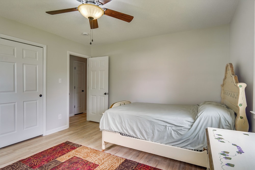 Pool & Game Room: Family Retreat in Fayetteville