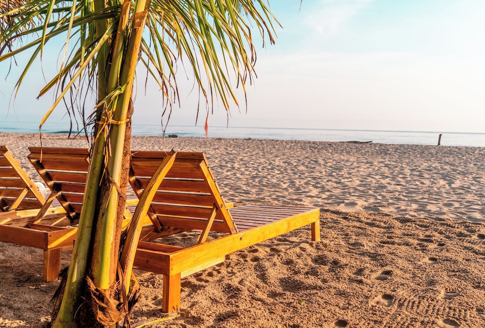 The Mompe Hostal Beach
