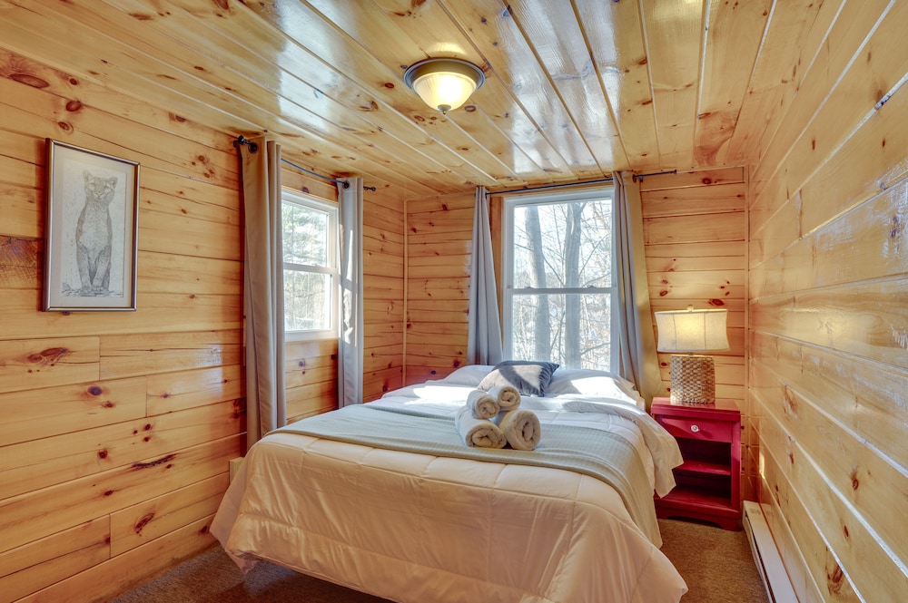 Cozy Laconia Cabin, Close to Winnipesaukee Pier!