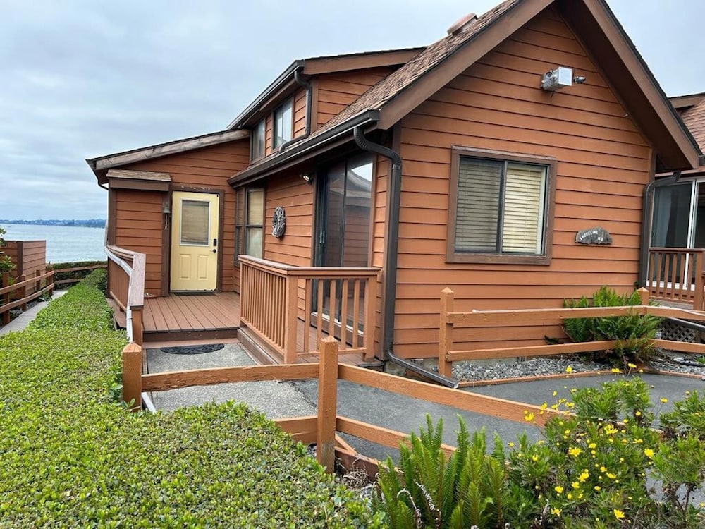 Oceanfront Cabin 3 w Jacuzzi Impressive Views