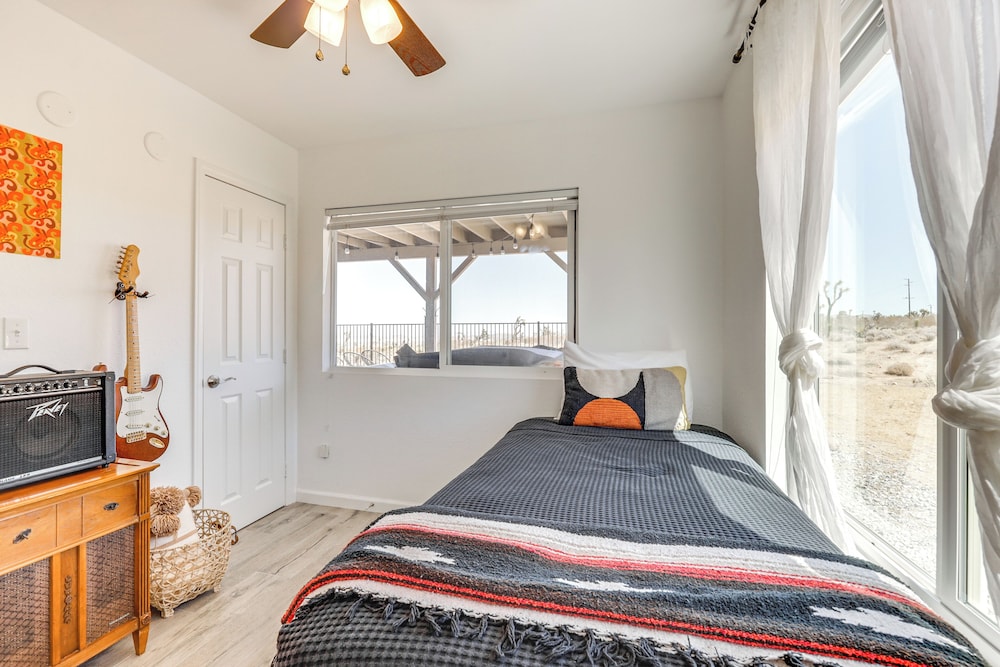 High-desert Home w/ Hot Tub & Cowboy Pool