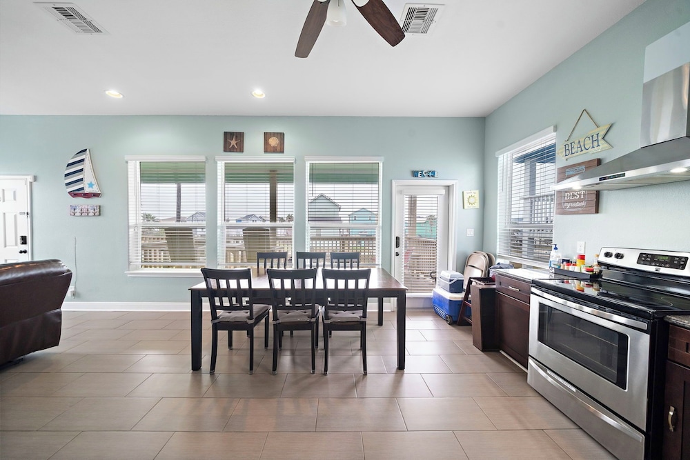 Sunny Beach House by Ryson Vacation Rentals