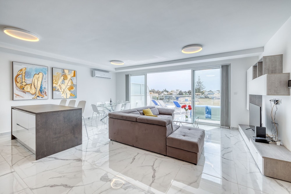 Fabulous Penthouse Close to St George's Bay