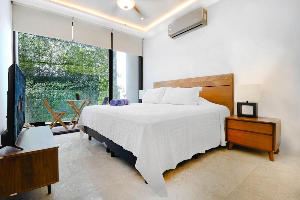 Beautiful 2B Apartment Downtown Location Amazing Rooftop View and High Speed Internet view 3
