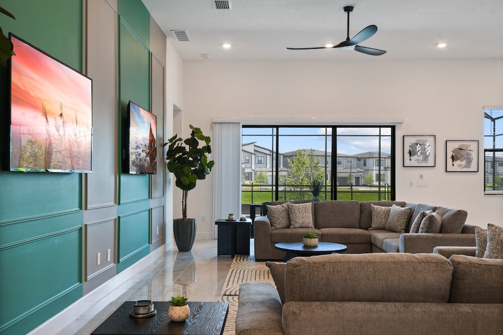 Luxurious 15br Villa With Lake View & Game/theater