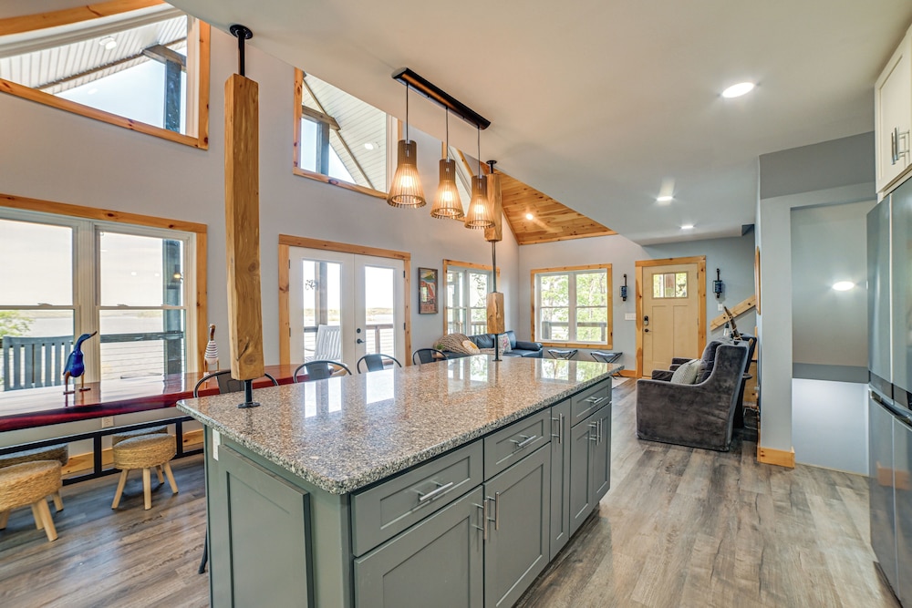 Game Room & Screened Porch: Kentucky Lake Retreat!