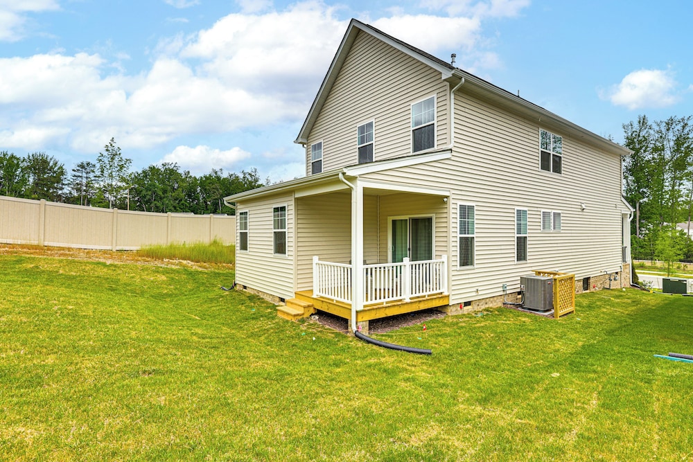 12 Mi to Dtwn Richmond: Spacious Home w/ Deck!