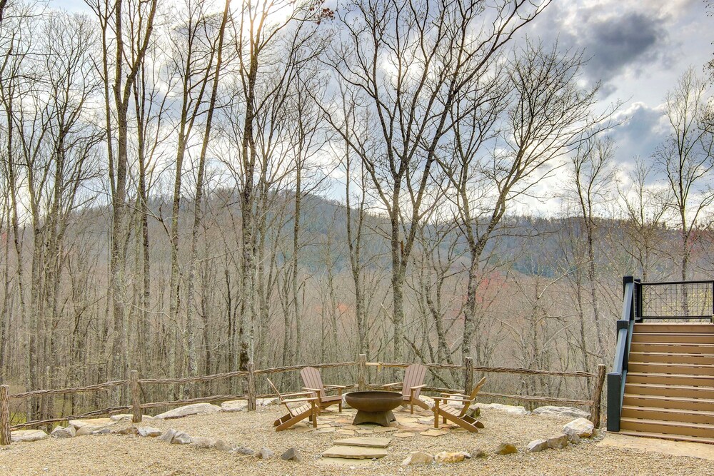 Modern Mountain-view Gem w/ Deck in Glenville
