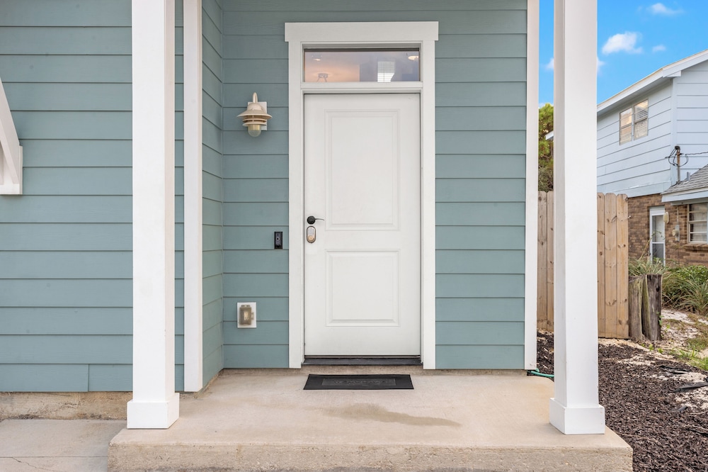 Spacious 4-bed, 3-bath Beach House Sleeps 12 for the Perfect Getaway