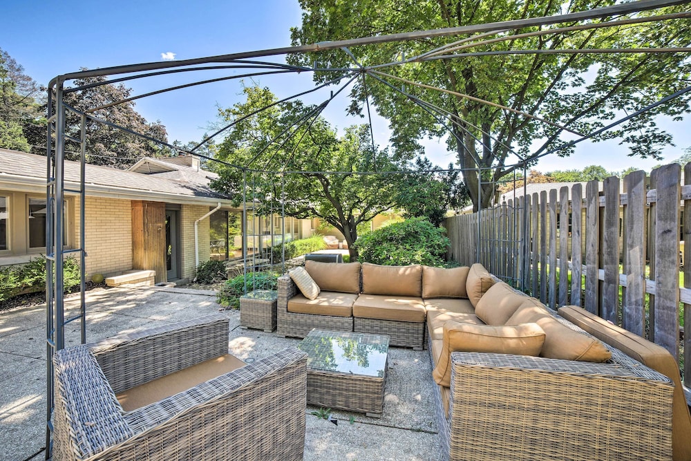 Luxury South Bend Home ~ 1 Mi to Notre Dame! view 2