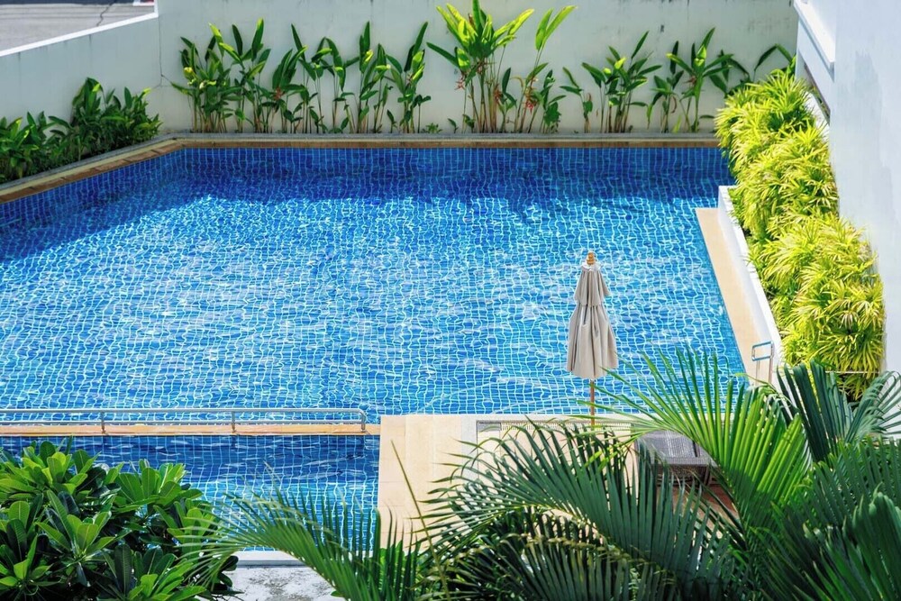 Seaview Condo with Large Pool - BAP1