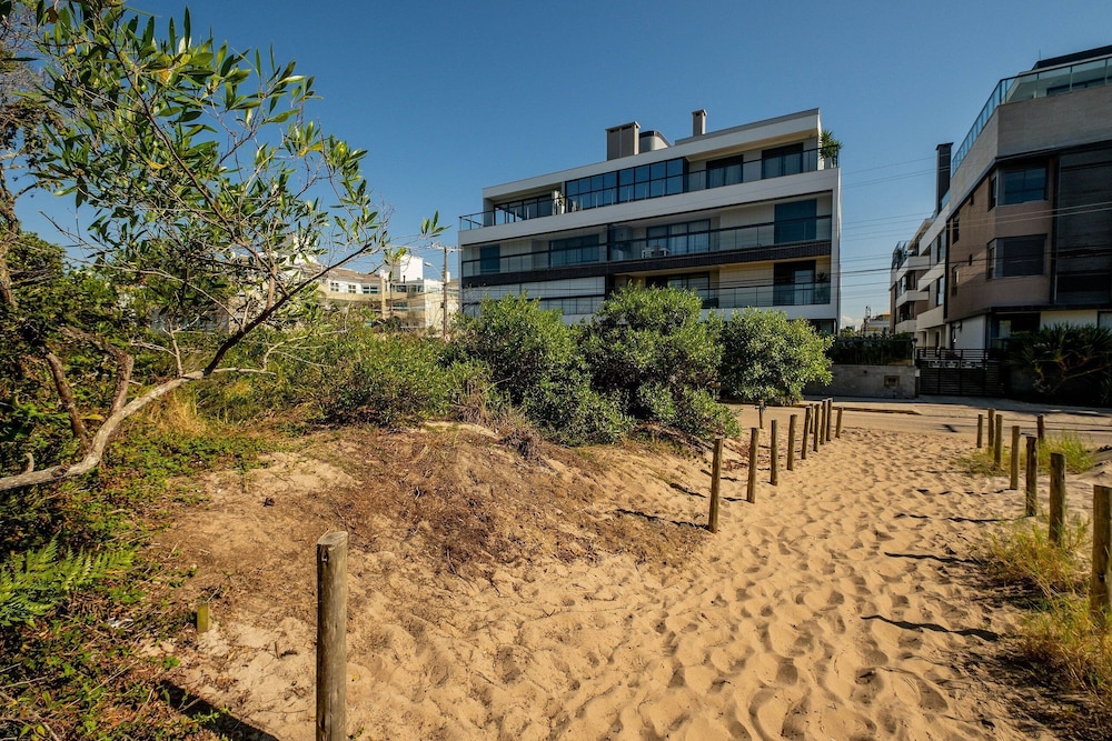 High Standard Studio on the Sand in Floripa Irb205