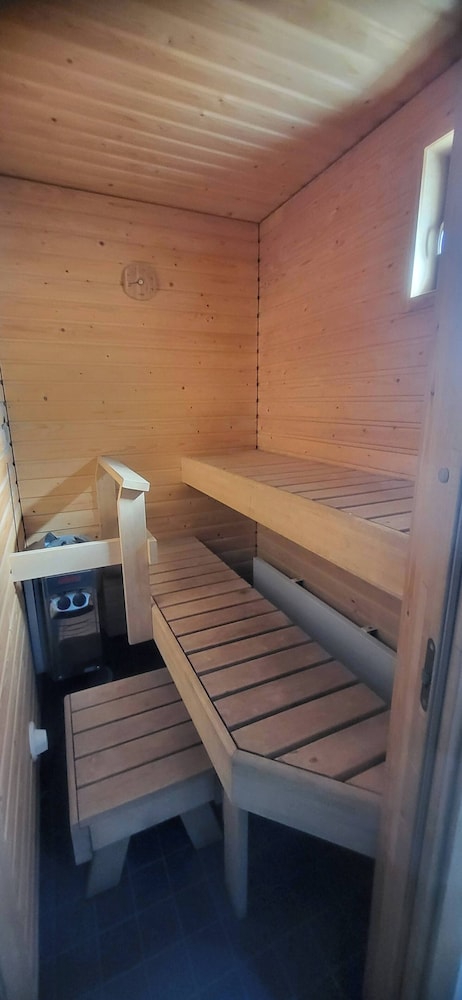 Cozy 2 Bedroom Apartment in Central Espoo, Close to Matinkylä Metro Station
