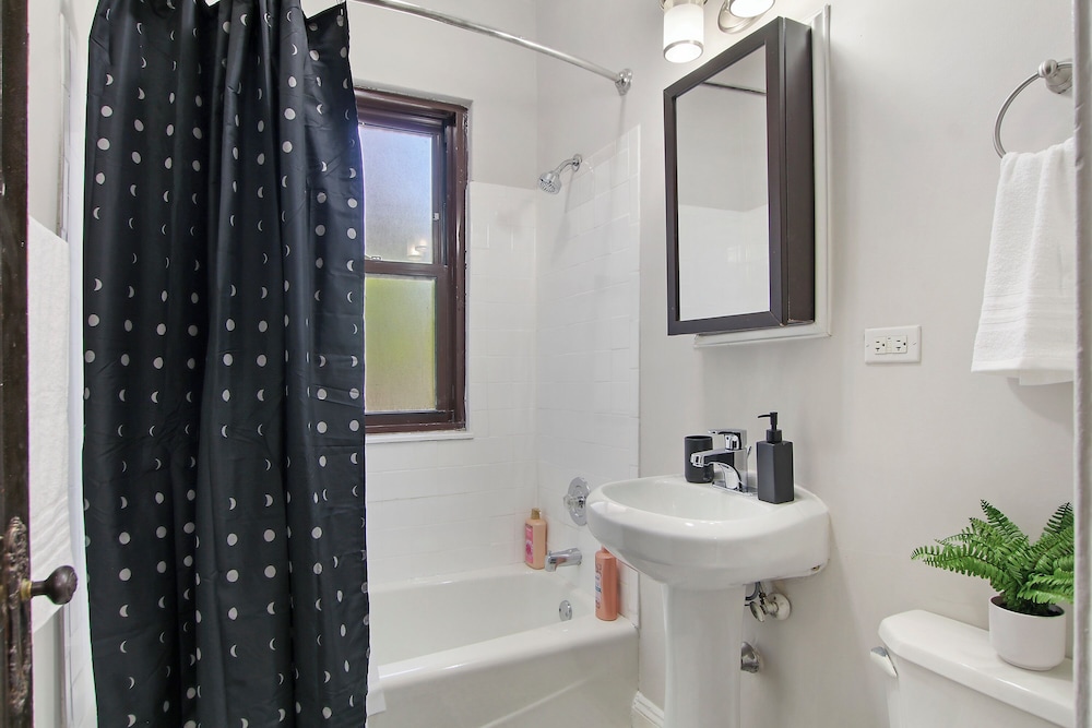 Bright 1BR - Woodlawn 1E