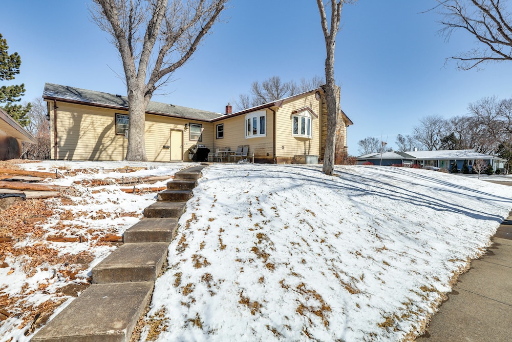 1/2 Mi to Dtwn: Pierre Family Home w/ Patio