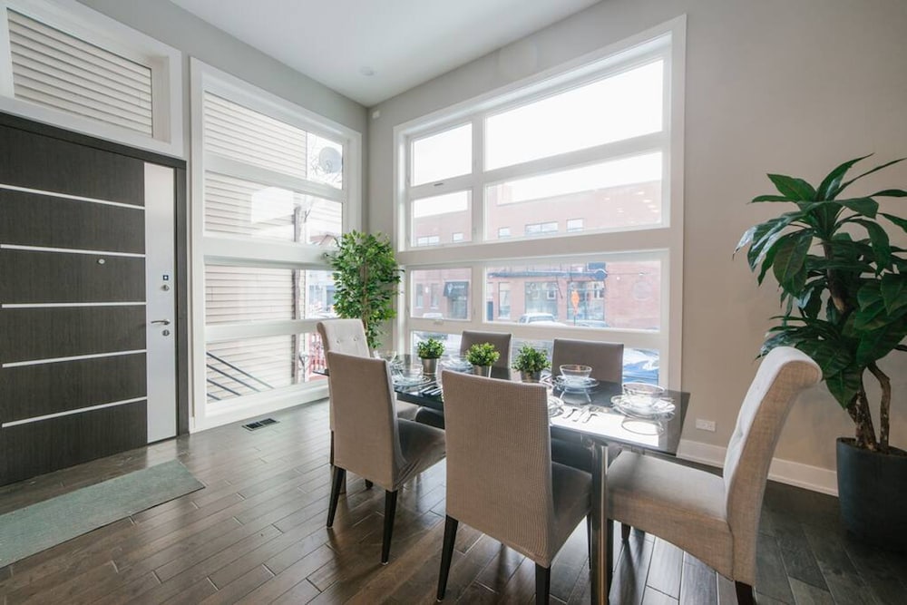 Magnificent NEW Home w 8 Beds Free Parking