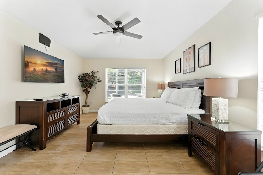 Cozy 4BR Villa w/ Priv Pool Lake Berkley Resort