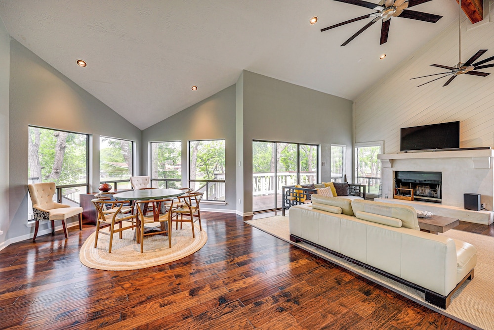 Waterfront Seguin Lake House Near Downtown