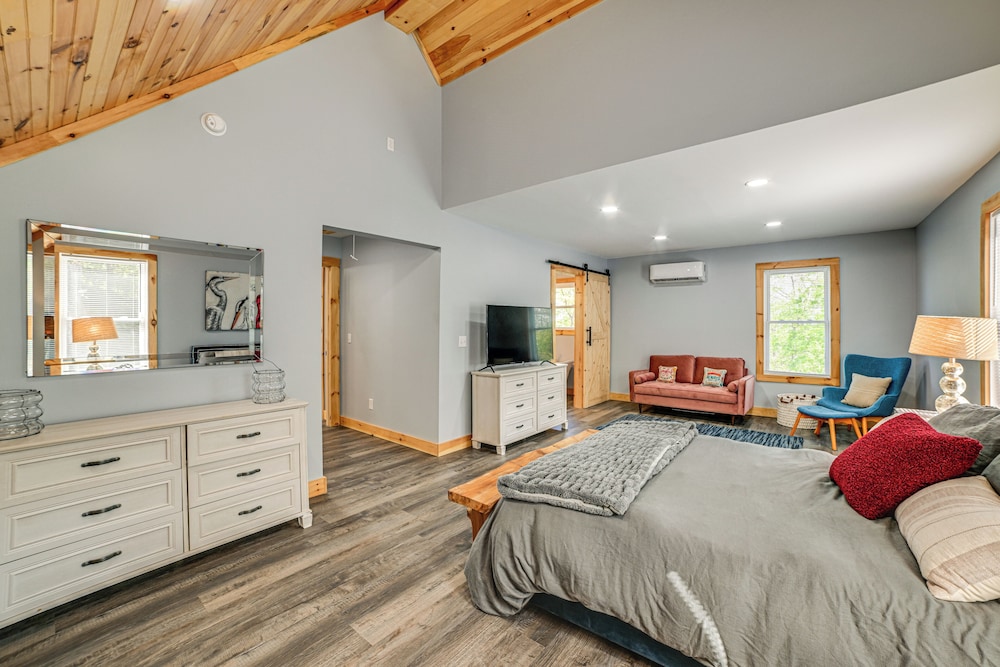 Game Room & Screened Porch: Kentucky Lake Retreat!
