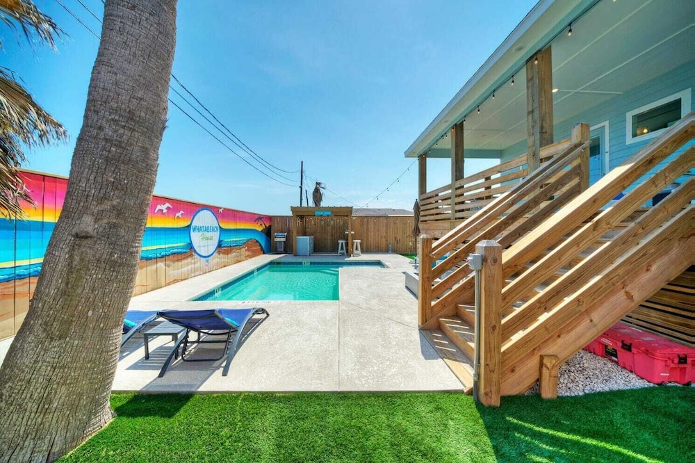 Sleeps 22! 2 Homes Priv Pool, Putting Green, Bar, Deck, Prime Port A Location
