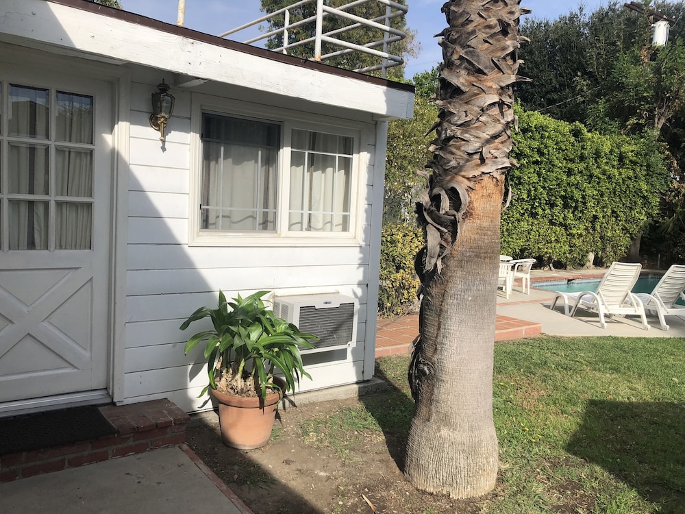 Van Nuys Vacations - Lovely Studio with a Pool - Property Image 10