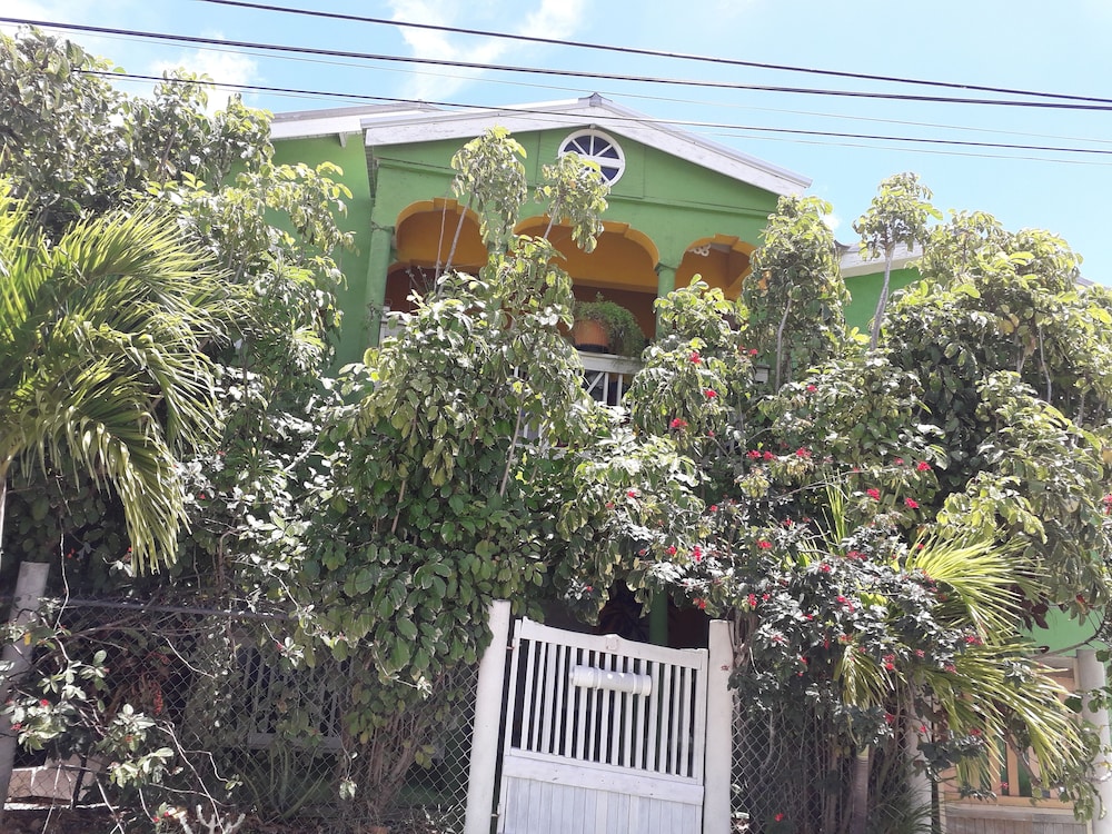 JO J'S Hostel