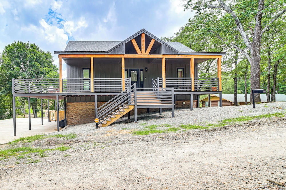 Family Fun! Lake Eufaula Home w/ Wraparound Deck