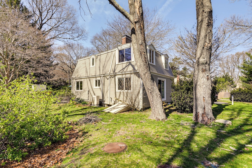 3 Mi to Cape Cod Bay: Marshfield Home w/ Balcony!