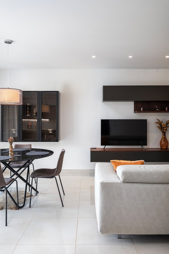 Modern Stylish 3 BR APT with Balcony