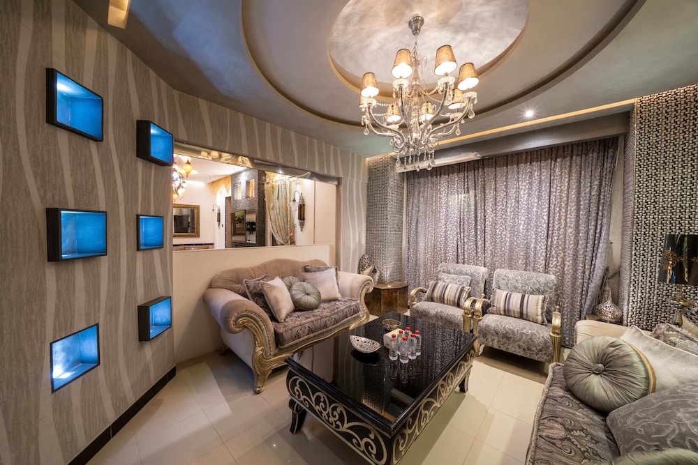 Luxury Three bedroom Apt Al Yasmin