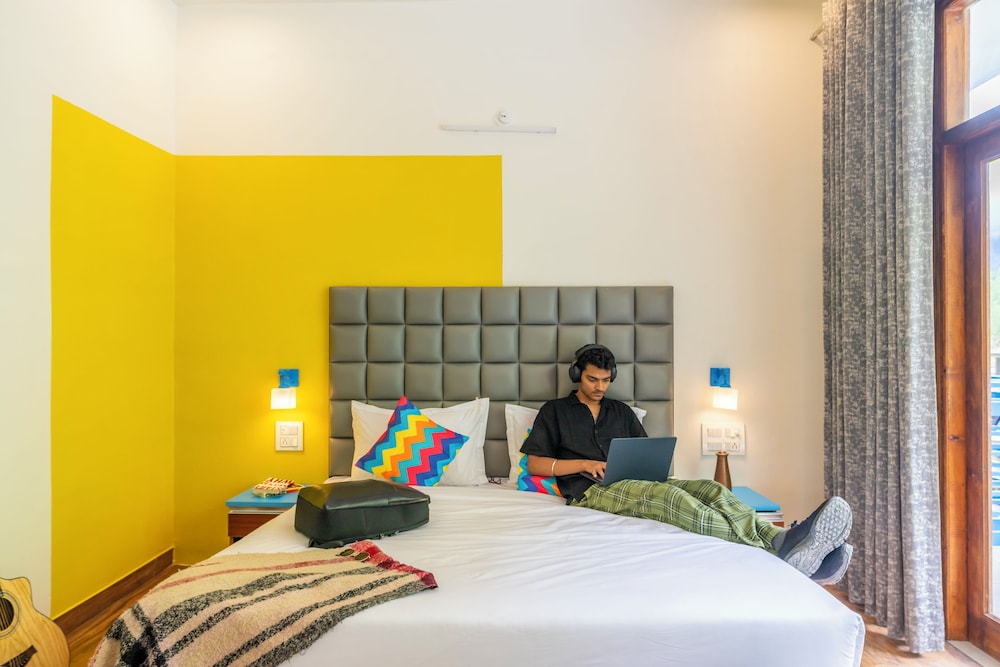goSTOPS PLUS Kasol Manikaran Road, Bar and Hostel