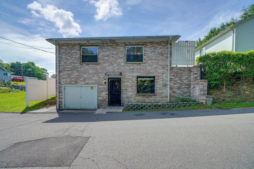 7 Mi to Beckley: Townhome Near Hiking & Fishing