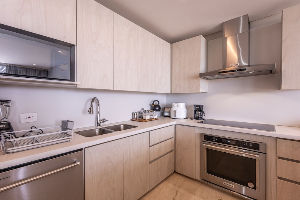 Oceanview 3BR Condo w spa gym
