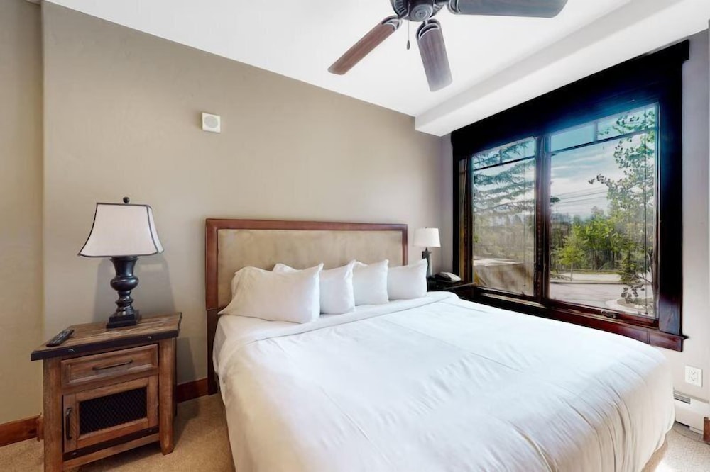 Luxury Ski-in/ski-out 1 Bedroom Condo at Crystal Peak Lodge at Peak 7