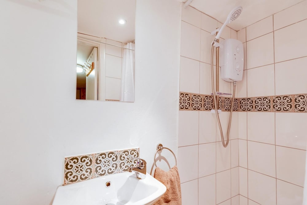 Oxford Vacations - The Summertown Studio 1 Bedroom Kitchenette - Property Image 11