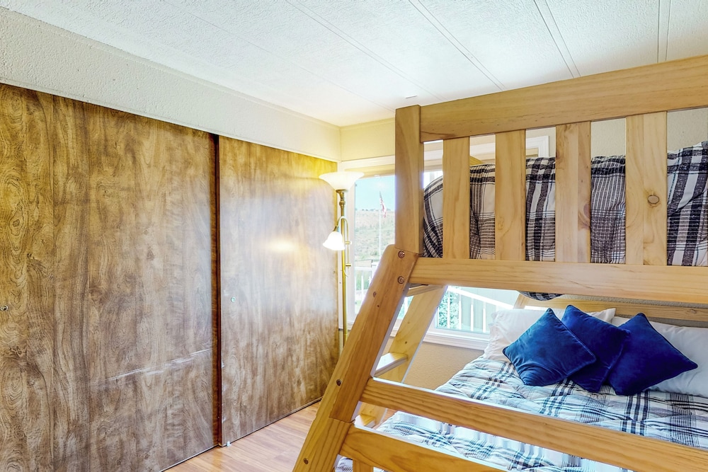 Paradise Point: Lakefront Escape w/ Views