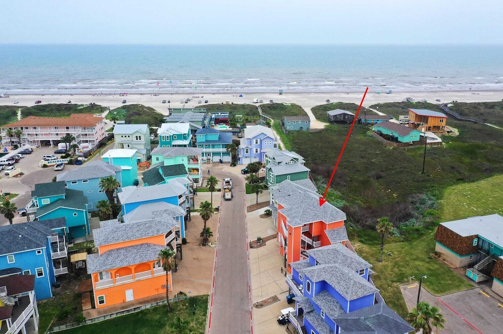 Beach Boardwalk, Pool Access & Ocean Views Coral Reef by Avantstay