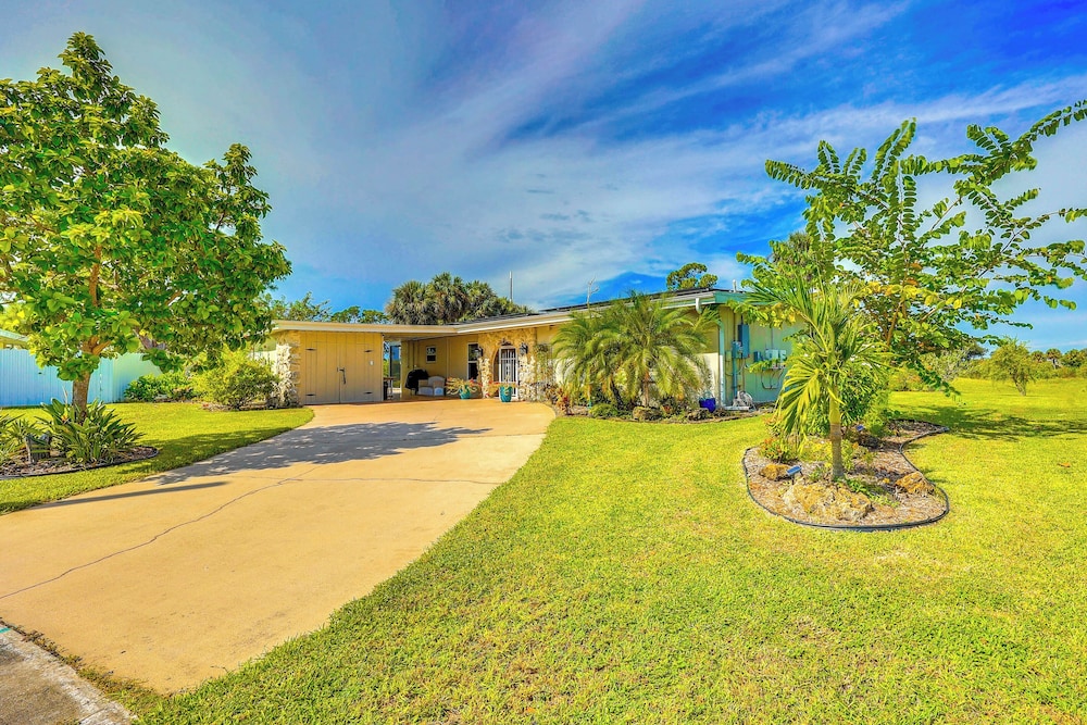 Heated Pool + Spacious Yard: Port Charlotte Escape