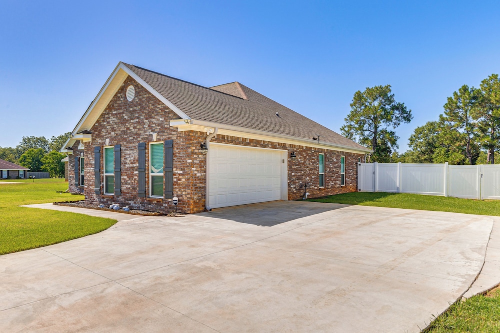 Suburban Bliss! Cozy Home w/ Neighborhood Perks