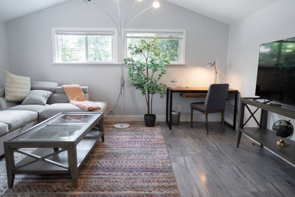 Updated 1BR House in Glendale With Private Fenced Yard p55