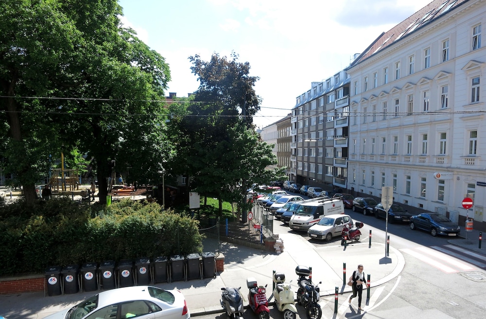 Apartment Theresiengasse Check in 15h to 22h Only