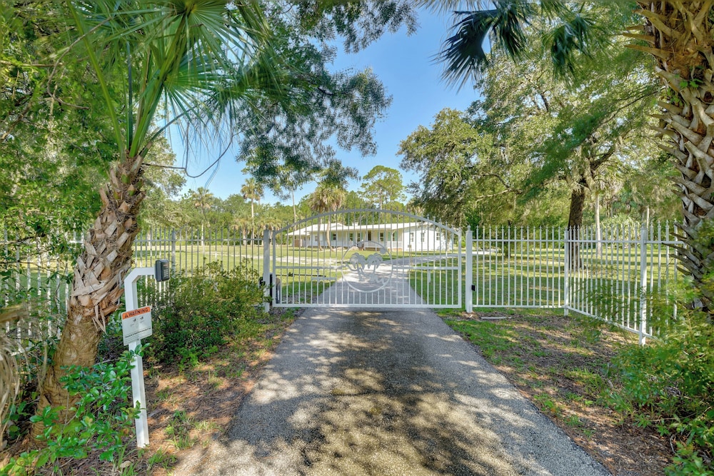 Private 3-acre Retreat w/ Game Room in Bunnell!