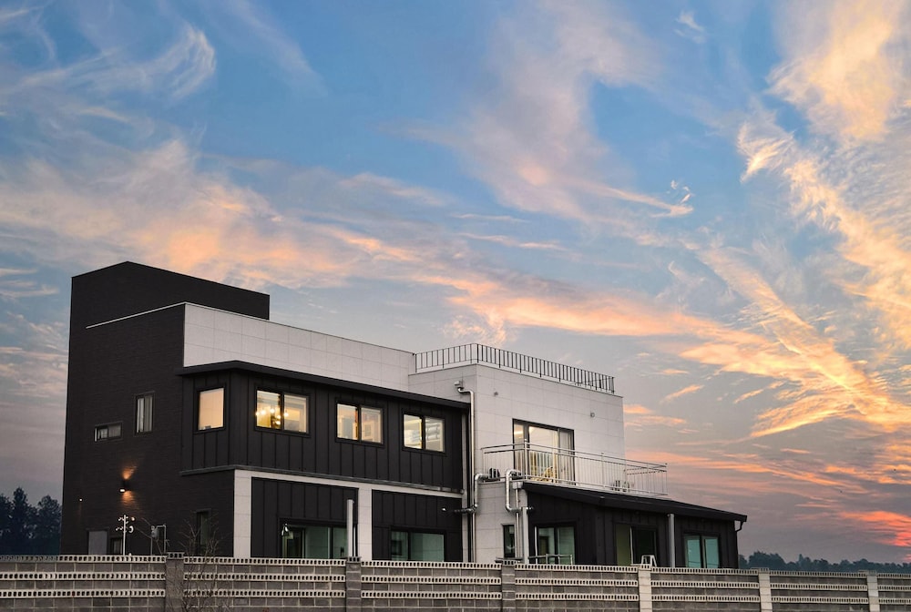 Sokcho Lasso Pool Villa Pension view 4