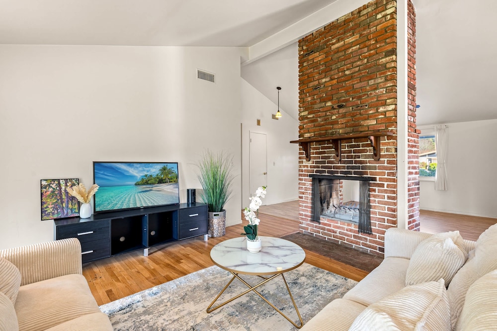 Cozy Family Retreat With Fireplace Spacious Yard