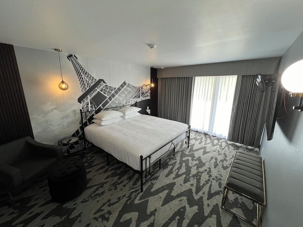 Lighthouse Inn & Suites