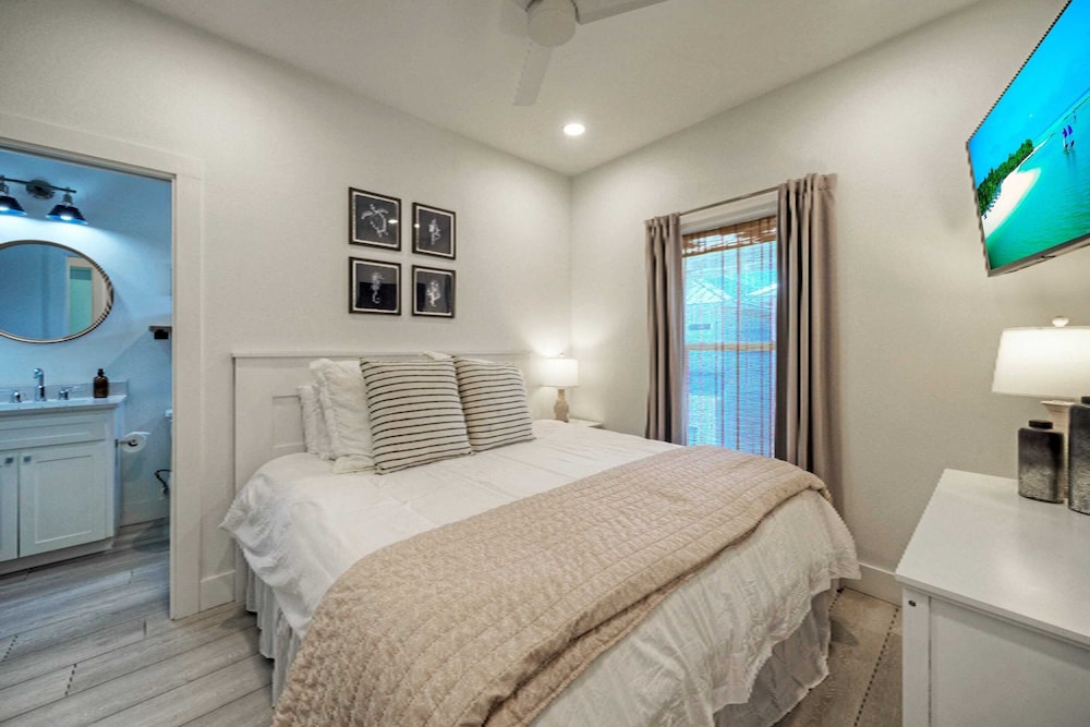 Sleeps 22 2 Homes w/ Private Pool + Patio Walkable Location, Golf Cart Zone
