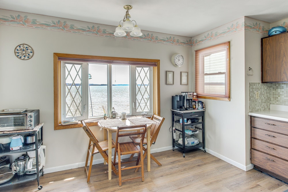 Riverfront Gem w/ Kayaks & Yard in Montrose!