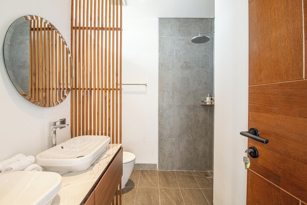 Tropical Elegance 5BR Canggu Villa Near Beach