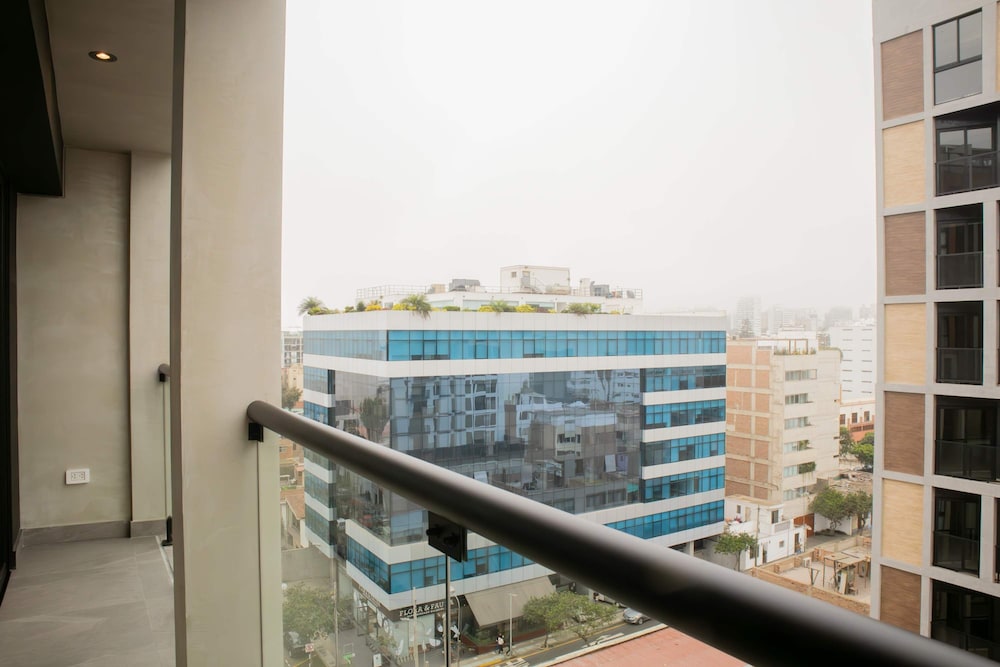 Majestic 1BR With Balcony in Miraflores