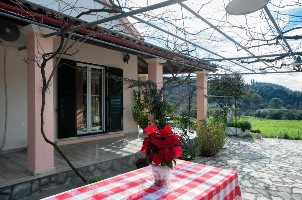 Green Yard Retreat - Family Getaway in Sidari Corfu